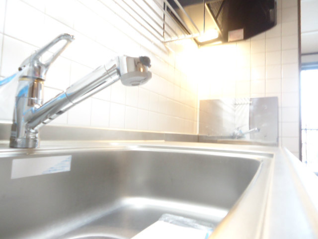 Kitchen. Sink is wide