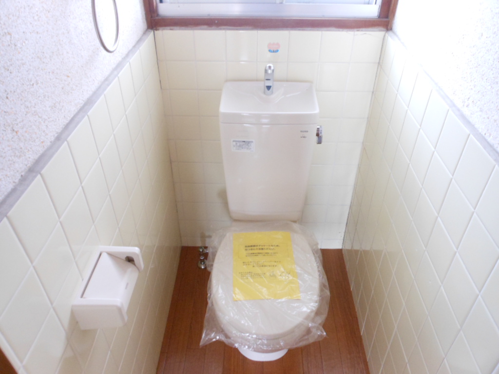 Toilet. Also with window. Beautifully cleaning being completed (* ^ _ ^ *)