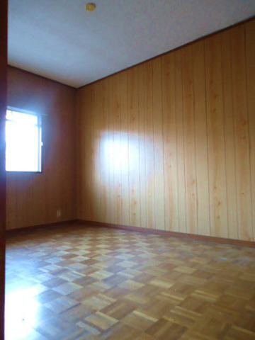 Other room space. Bright Western-style