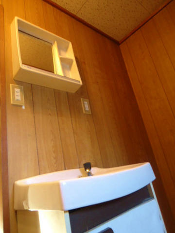 Other room space. Independent wash basin