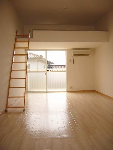 Living and room. It is with loft. 