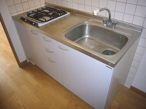 Living and room. Two-burner stove is. 