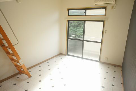 Living and room. Guests move in about initial cost 70,000 yen.