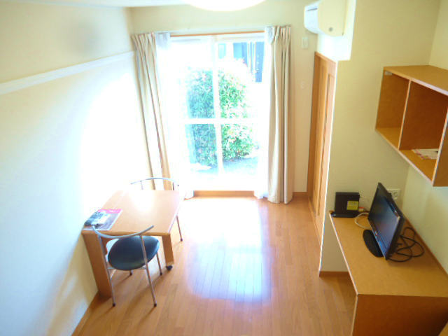 Living and room. chair, There is a desk