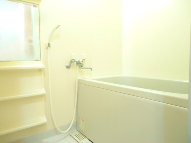 Bath. Clean bathroom