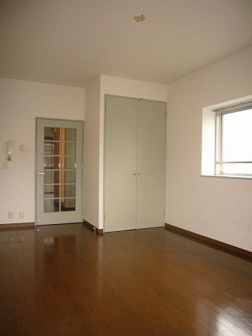 Other room space. It is with bay window. 