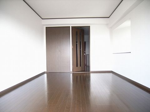 Kitchen. Broad Western-style. 