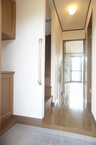 Entrance. Wide entrance.