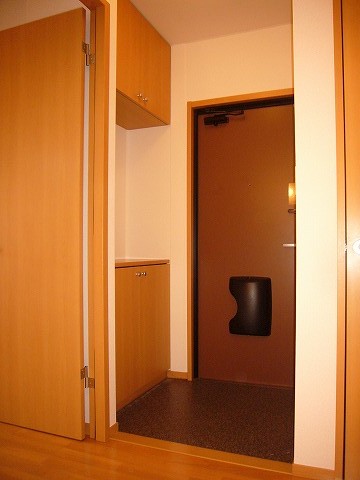 Entrance. Spacious entrance.