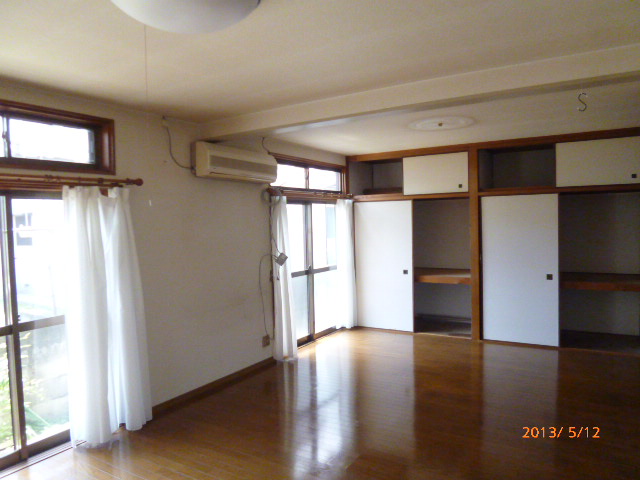 Living and room. Storage lot! !