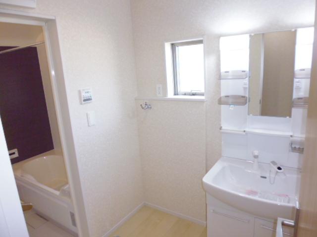 Wash basin, toilet. Indoor (11 May 2013) Shooting