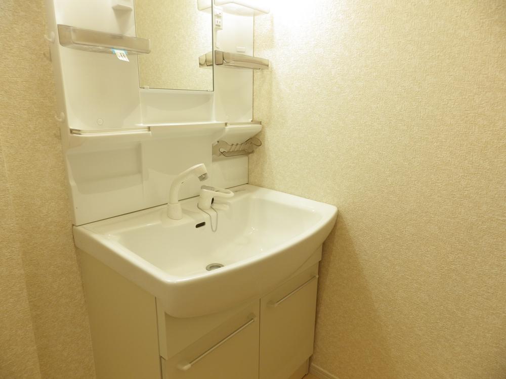 Wash basin, toilet. Interior