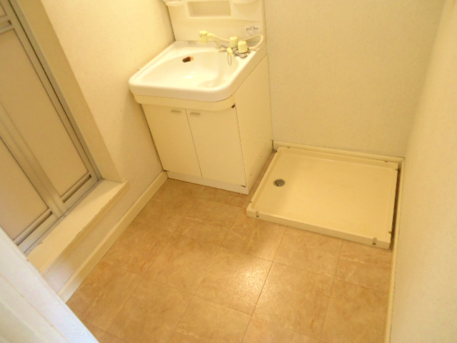 Other room space. Spacious dressing room