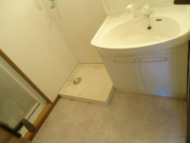 Other room space. Spacious dressing room