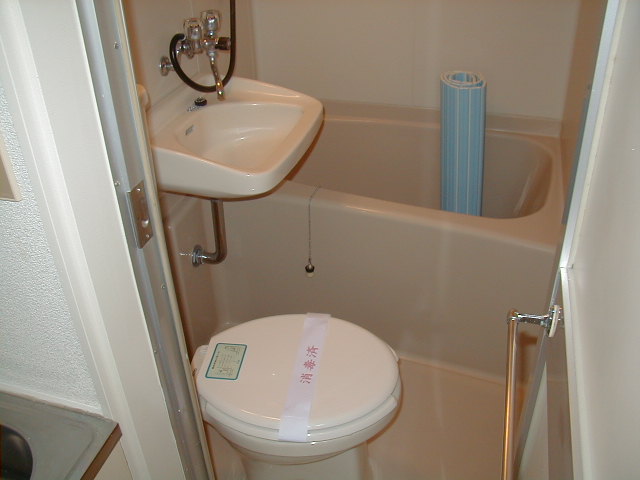 Bath. 3-point unit is a bus. Inverted type