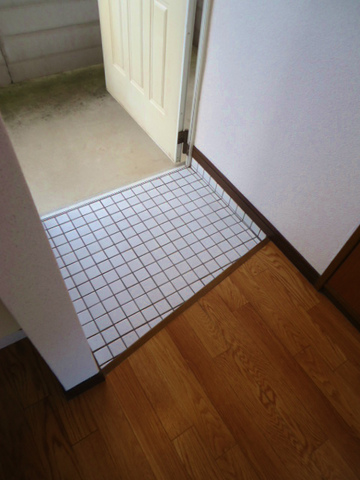 Entrance. Since the front of the wall, It is in the room is not in full view