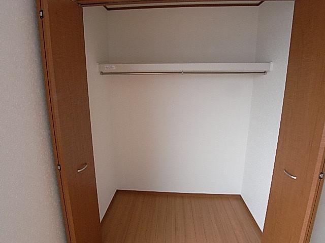 Receipt.  [The photograph is a property of the same manufacturer and construction] Each room with storage.