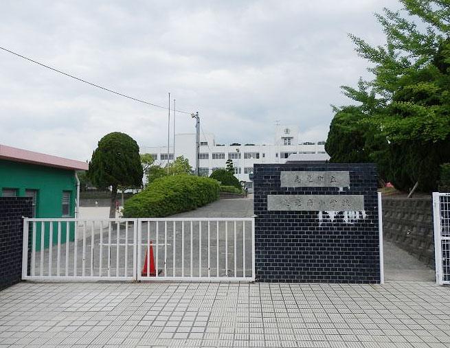 Primary school. Tighten 750m walk about 10 minutes to the south elementary school