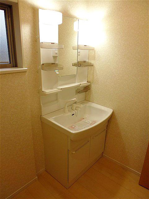 Wash basin, toilet. Washbasin with shower