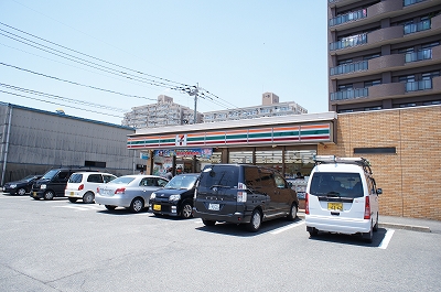 Convenience store. 150m to Seven-Eleven (convenience store)