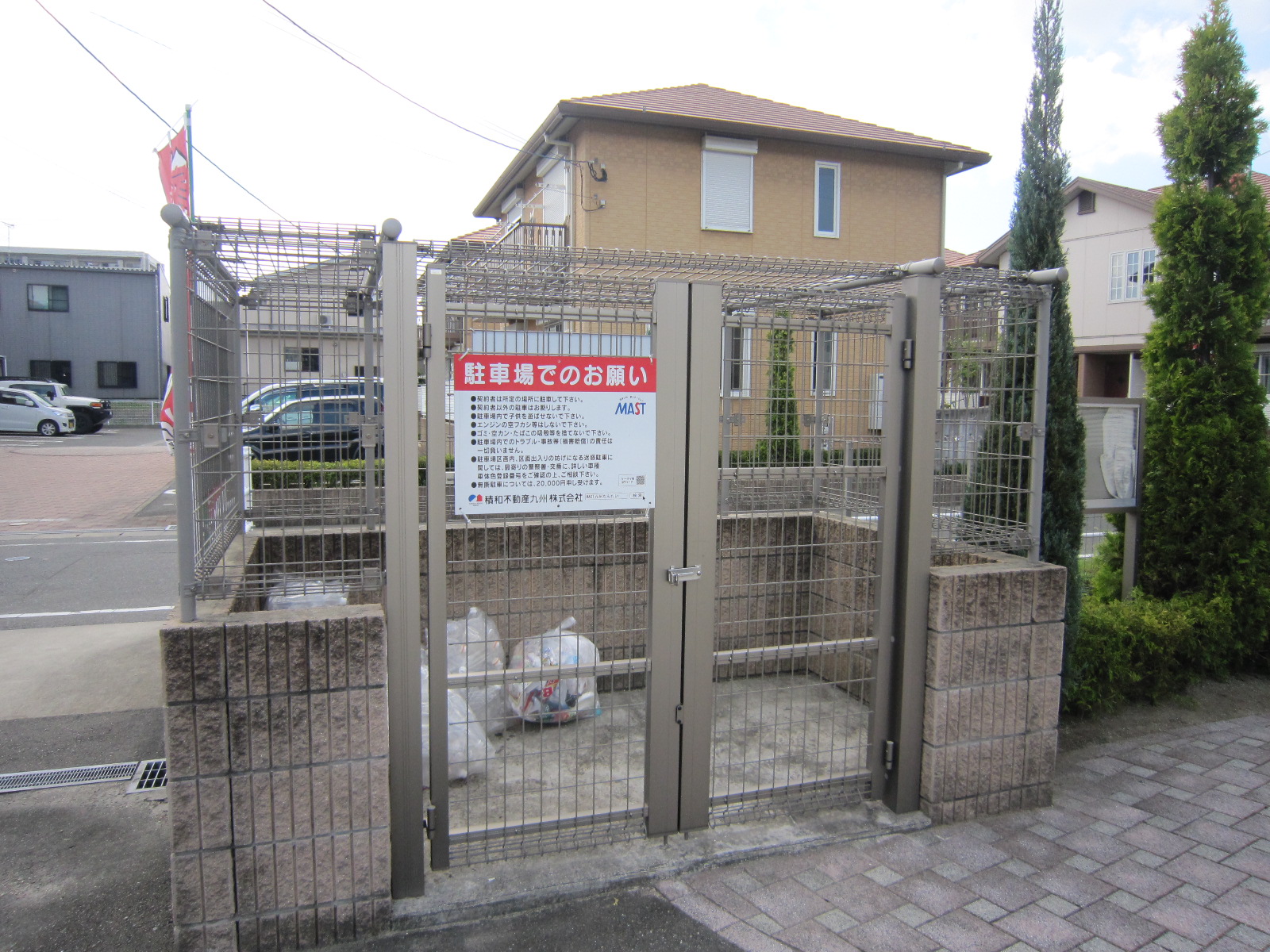 Other common areas. There is parking discarded dedicated trash.