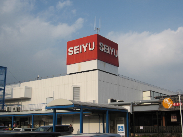 Supermarket. Seiyu to (super) 1100m
