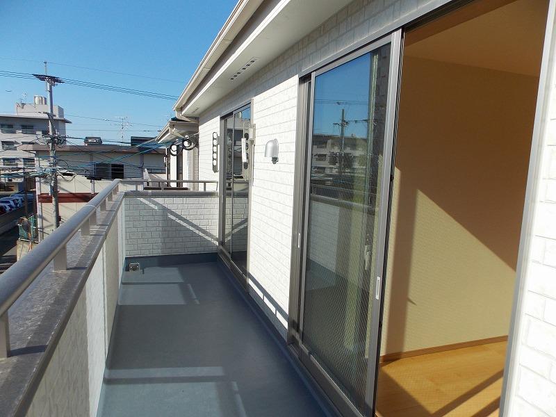 Balcony. The south side is with a wide balcony (^_^) / It is best to hang out futon! !