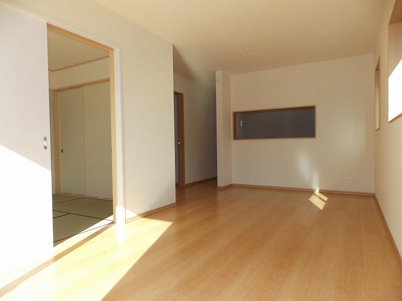 Same specifications photos (living). LDK and the Japanese-style room is Tsuzukiai (^. ^) / ~~~ The living space of calm and close the partition door, Open and widely is transformed into open space (^_^) /