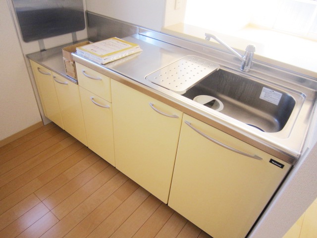 Kitchen. Do not start a new life in the popular counter kitchen to women.