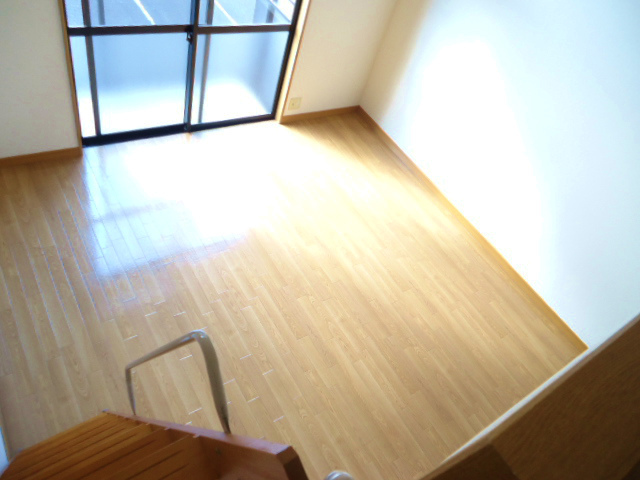 Other room space. Bright Western-style