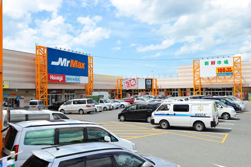 Shopping centre. 1140m to Mr Max