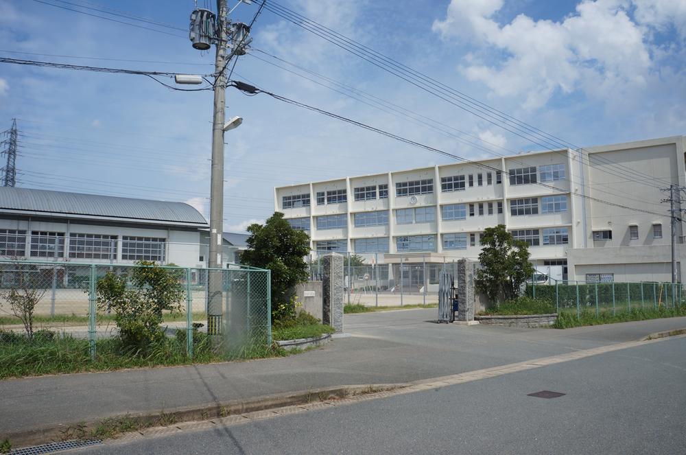 Junior high school. Shingu 560m until junior high school