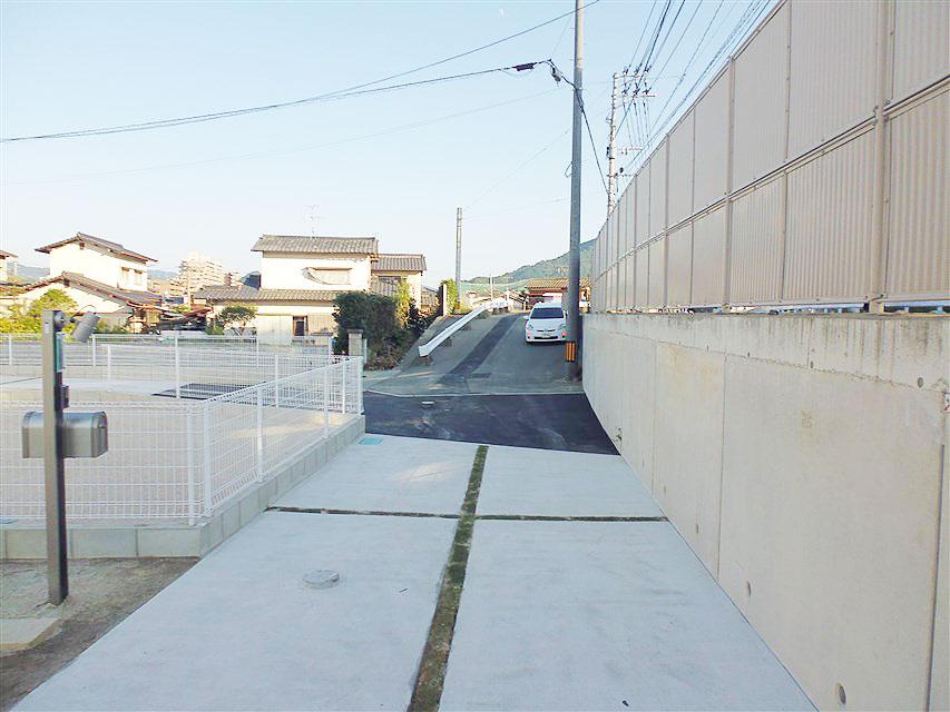 Local photos, including front road. Front road (width 6.1m)