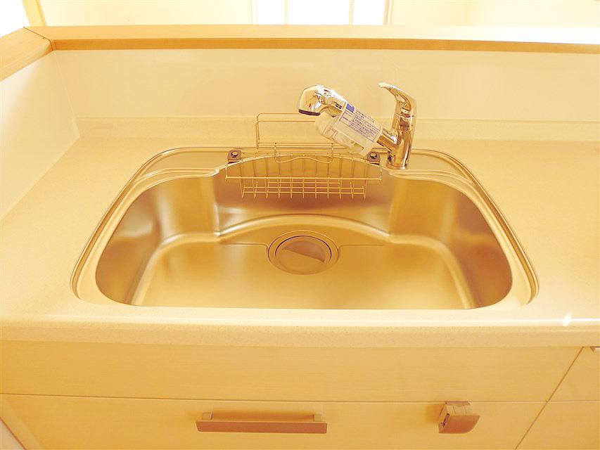 Kitchen. Faucet integrated water purifier