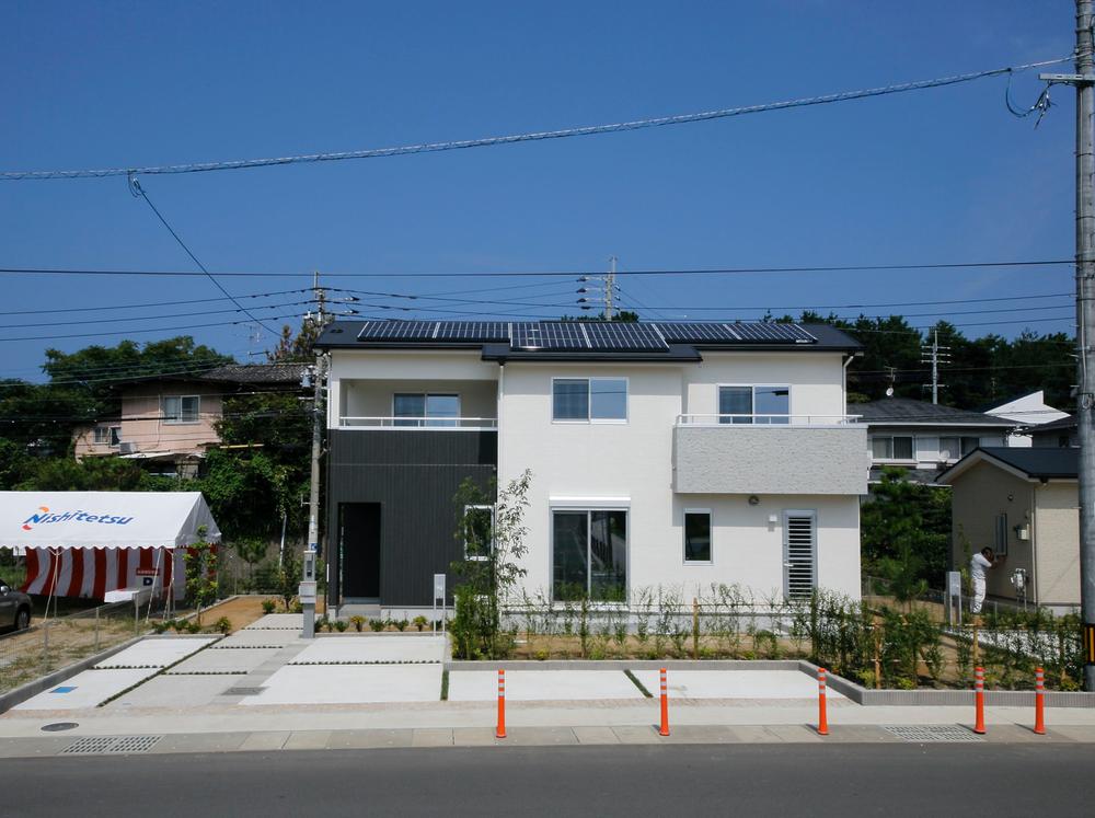 Local appearance photo. No. 2 place appearance photo. Balcony with two places is characterized by. (September 2013 shooting)