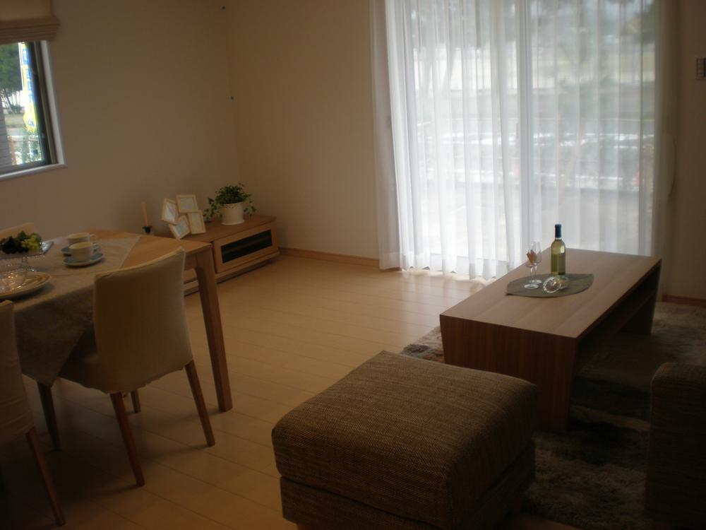 Living. 3 Gochi living dining. Is the living room facing the south with a feeling of opening. (September 2013 shooting)