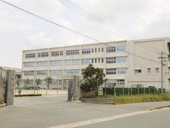 Junior high school. Shingu 1500m walk 19 minutes to the junior high school