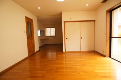 Living and room. Living leads a Japanese-style room, It will be a wider space.