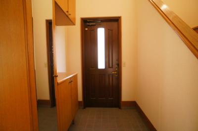 Entrance. Storage sufficient entrance