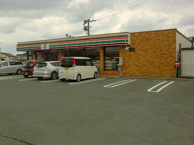 Convenience store. 750m to Seven-Eleven (convenience store)