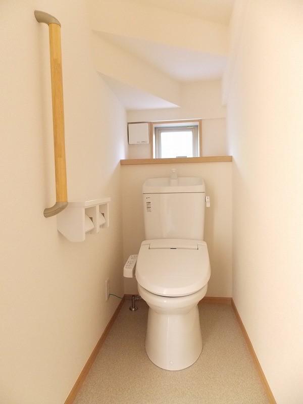 Toilet. Also with window, Brightness ・ Ventilation are both good Of course Washlet ・ Heating toilet seat is standard equipment (^_^) /