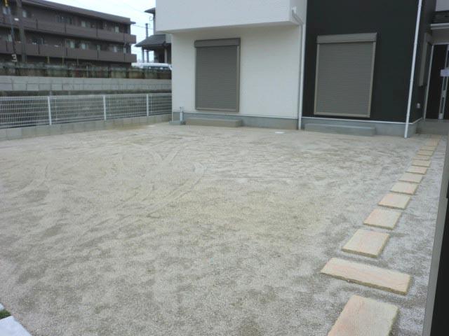 Garden. Wide ~ There is a garden Io.