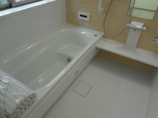 Bathroom. Bathroom also bathing with children with sufficient breadth