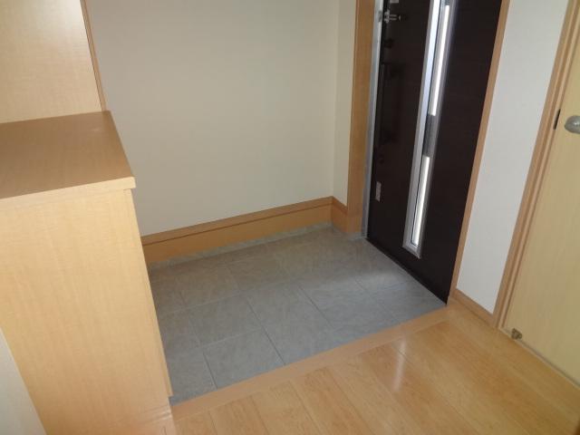 Entrance. This floor plan immediately placed in a Japanese-style room from the front door