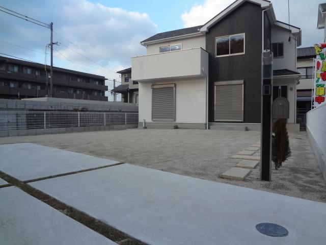 Garden. Will this spacious garden is not the best of a luxury Since there is no parking and the step is, It will be parked a lot of car.