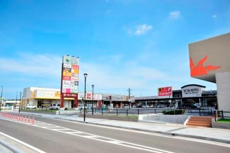 Shopping centre. Life Garden Shingu center to 570m Bonrapasu ・ Ceria ・ Abashi ・ EARTH ・ Glasses market, Softbank, Kitakyushu Bank Shingu Branch ・ Camera Kitamura ・ San drag ・ Mister Donut ・ MK Restaurant ・ TOMO dental clinic