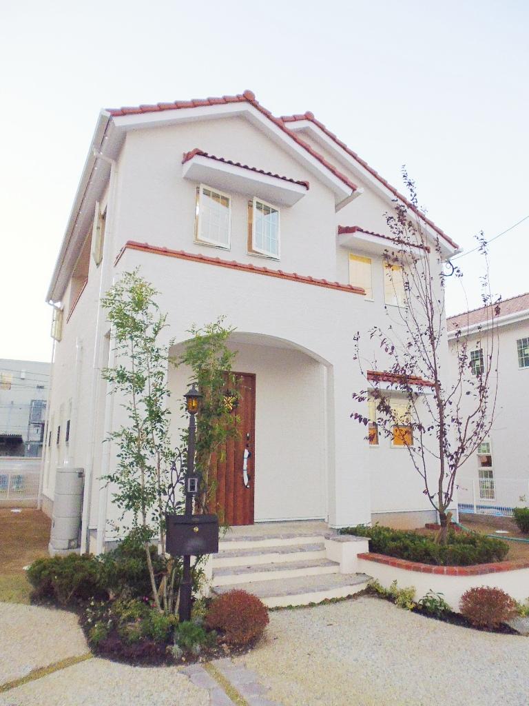 Building plan example (exterior photos).  [Spanish spanish] Warm and nostalgic home to become a cheerful family. Gentle earth tones Ya, Is a natural shade is friendly look. In order to harmonize with people green and colorful flowers, Gardening is a pleasure.