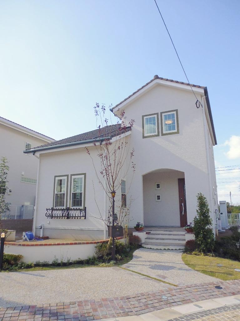 Building plan example (exterior photos).  [olive olive] Stately appearance in harmony with green wind. It is a facial expression to feel calm as a mansion. Accompanied by a color windows frame of olive, Style is drifting appearance.