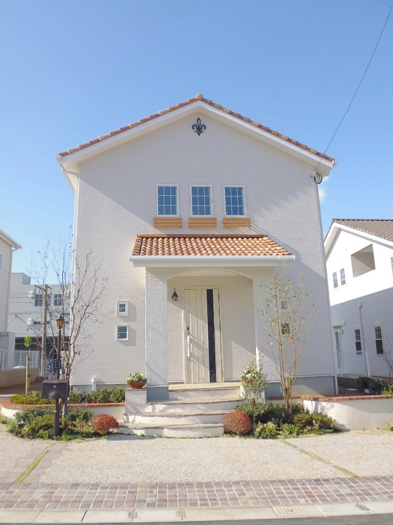 Building plan example (exterior photos).  [French french] Modern design, which was dressed in urban sophistication of. Decorate the sharp form, Iron lattice handrail and windows of the semicircle. Modern look is in harmony with the life style, You story to live better sense of.