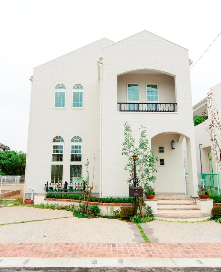 Building plan example (exterior photos).  [Provence provence] Mekuba under unified tiled roof and windows is that in orange, House shine in crystal-clear sky. The contrast between the white and the wall also feel the beautiful resort of wind.